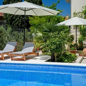 4* Gasthuis Palace Schoen Milesi - Esense Of Prestige - Private Pool - Old Money Style Luxury - Walking Distance To The Old Town, The And Amenities - Buralux