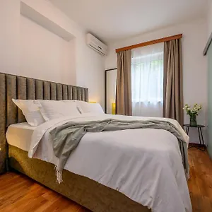 4* Gasthuis Yellow House With Private Parking