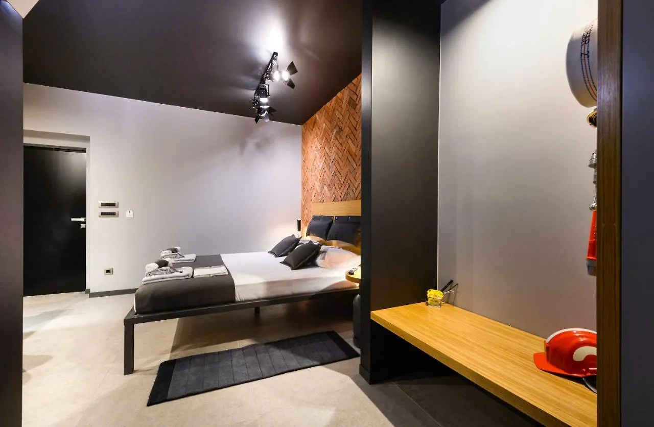 Split Industrial Design Rooms 4*,